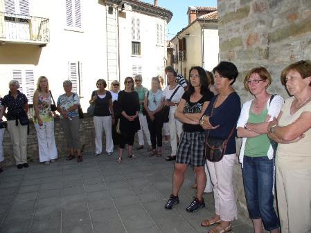Mitglieder des Literaturforums LiLi vor dem Cesare Pavese-Museum. Evelyn Brandt