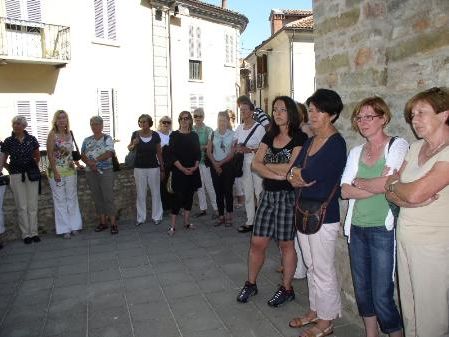 Mitglieder des Literaturforums LiLi vor dem Cesare Pavese-Museum. Evelyn Brandt Mitglieder des Literaturforums LiLi vor dem Cesare Pavese-Museum. Evelyn Brandt