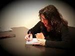 Bild: Die Autorin Sonja Grass beim Signieren ihrer Bücher.