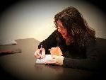 Bild: Die Autorin Sonja Grass beim Signieren ihrer Bücher. Bild: Die Autorin Sonja Grass beim Signieren ihrer Bücher.