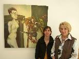 Bild: Die Galeristin Eva Buchrainer mit Jess de Zilva in der Sommerausstellung.
