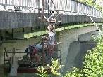 Bild: Ganz versteckt werden die Voraussetzungen für den Kabelbau unter der Nofler Brücke durchgeführt.
