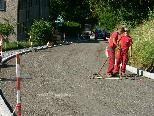 Bild: Mit Akribie bereiten Arbeiter die Straßenfläche für die Asphaltierung vor.
