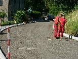 Bild: Mit Akribie bereiten Arbeiter die Straßenfläche für die Asphaltierung vor. Bild: Mit Akribie bereiten Arbeiter die Straßenfläche für die Asphaltierung vor.