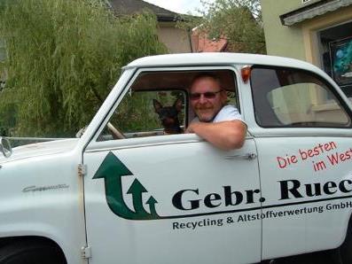 Jochen Ruech mit seinem Hund Bobby (er ist auf jeder Baustelle mit dabei) im Gogo-Mobil.