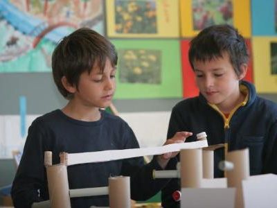 Konzentriert basteln die Thüringerberger Kinder an den Bühnenelementen Konzentriert basteln die Thüringerberger Kinder an den Bühnenelementen