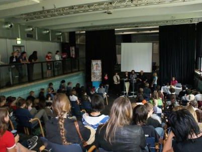 Rund 100 Jugendliche diskutierten angeregt mit den PolitikerInnen. Rund 100 Jugendliche diskutierten angeregt mit den PolitikerInnen.