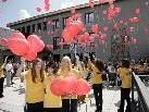 Schule mit Herz: Die Schülerinnen und Schüler der Haupt- und Mittelschule Götzis ließen anläßlich der Eröffnung die Luftballon steigen.  (Copyrigt: Dietmar Mathis)
