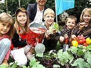 Stadtrat Oxonitsch und Kinder ernten selbstgepflanztes Gemüse Stadtrat Oxonitsch und Kinder ernten selbstgepflanztes Gemüse