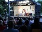 Viele Zuschauer beim Open Air Theater "Männerhort" im Sulner Volksschulhof. Viele Zuschauer beim Open Air Theater "Männerhort" im Sulner Volksschulhof.