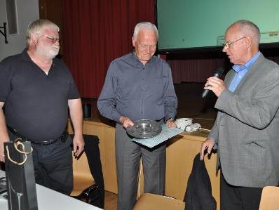 Überreichung der Ehrengaben des Kneipvereins durch Landesleiter Josef Amann und Obmann Heinreich Boll. (Foto: Kneippverein)