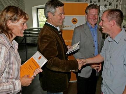 (vlnr) Ruth Hochstätter, Dr. Erik Schmid und Landesrat Erich Schwärzler gratulieren Horst Seethaler zum erfolgreichen Abschluss.