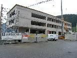 Bild: Das neue AMS-Gebäude ist im Rohbau fertig und soll im Dezember bezogen werden können. Bild: Das neue AMS-Gebäude ist im Rohbau fertig und soll im Dezember bezogen werden können.