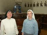 Bild: Priorin Schwester Andrea mit der Novizin im Chorgestühl der Klosterkapelle.
