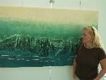 Bild: Sonja Bader-Anderle mit einem ihrer neuen Werke aus ihrer Ausstellung im Foyer der LKH. Bild: Sonja Bader-Anderle mit einem ihrer neuen Werke aus ihrer Ausstellung im Foyer der LKH.