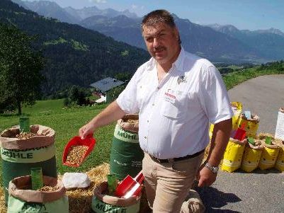 Durfte sich über Interesse an den Futtermitteln und Lob über seinen Zuchtbetrieb freuen: Rupert Nigsch. Durfte sich über Interesse an den Futtermitteln und Lob über seinen Zuchtbetrieb freuen: Rupert Nigsch.