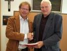250 Unterschriften übergab Hermann Stroppa an Bürgermeister Florian Kasseroler