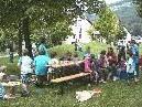 Bild: Die Erwachsenen werden informiert, die Kinder begeistert der Spielbus des Vorarlberger Kinderdorfes.