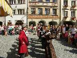 Bild: Die Trachtengruppe der Stadt Feldkirch begeistert in der malerischen Marktgasse.