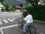 Bild: Dieser Radler ?meldet? sich per Induktionsschleife im Tränkle-Weg zum Queren der L 190 in Feldkirch an.