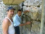 Bild: Fachleute betrachten die Arbeiten an der Westwand der Tostner Burg. Bild: Fachleute betrachten die Arbeiten an der Westwand der Tostner Burg.