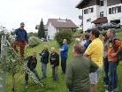 Der Referent zeigte genau vor Ort wie Obstbäume richtig geschnitten und gepflegt werden Der Referent zeigte genau vor Ort wie Obstbäume richtig geschnitten und gepflegt werden