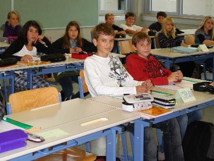 Die Absorberplatten vermindern die Geräuschkulisse im Klassenraum enorm