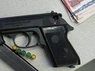 Die Tatwaffe - eine Gaspistole und ein Teil der Beute Die Tatwaffe - eine Gaspistole und ein Teil der Beute