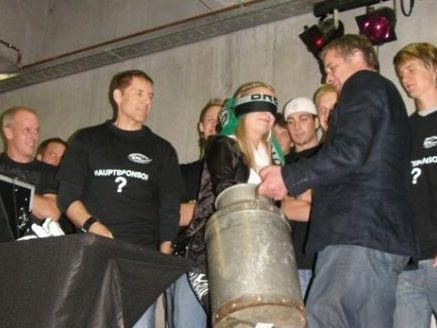 "Glücksfee" Magdalena zog den neuen Hauptsponsor. "Glücksfee" Magdalena zog den neuen Hauptsponsor.