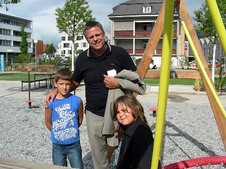Stadtrat Roland Frühstück mit Manuel und Pia, die den neuen Quartierpark Mariahilf bereits in Besitz genommen haben