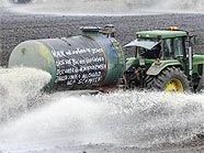 Tausende Liter Milch wurden aus Protest verschüttet. Tausende Liter Milch wurden aus Protest verschüttet.