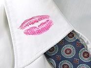 Weißer Hemdkragen mit Lippenstiftabdruck Weißer Hemdkragen mit Lippenstiftabdruck