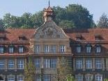 Wie ein Schloss thront das Institut St. Josef über die mittelalterliche Stadt Wie ein Schloss thront das Institut St. Josef über die mittelalterliche Stadt