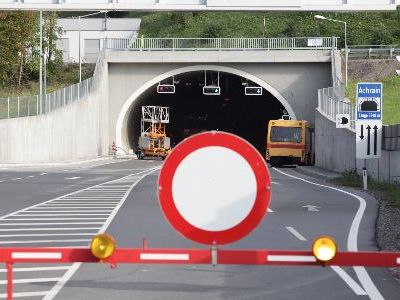 Achraintunnel wieder gesperrt. Warum? FP, Grüne wollen Info. LR kündigt Prüfung an. Achraintunnel wieder gesperrt. Warum? FP, Grüne wollen Info. LR kündigt Prüfung an.