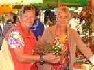 An den Marktständen wurde ein buntes Angebot offeriert. An den Marktständen wurde ein buntes Angebot offeriert.