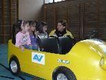 Bei der Fahrt mit einem kleinen Elektroauto wurden den Kindern aufgezeigt, dass Anschnallen überlebensnotwendig ist.