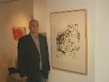 Bild: Hannes Widmann mit einem seiner Werke in der Galerie Vorstadt6. Bild: Hannes Widmann mit einem seiner Werke in der Galerie Vorstadt6.