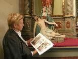 Bild: Pfarrkirchenrätin Hannelore Wehinger mit dem neuen Buch vor dem linken Altar in der Alten Kirche. Bild: Pfarrkirchenrätin Hannelore Wehinger mit dem neuen Buch vor dem linken Altar in der Alten Kirche.
