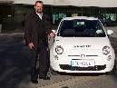 Bürgermeister Rainer Siegele nach einer Dienstfahrt mit dem Elektromobil.