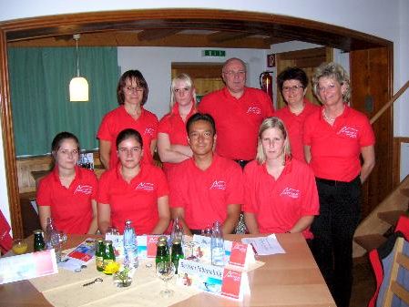 Das Team des Hochmontafon Tourismus in der neuen Dienstkleidung.