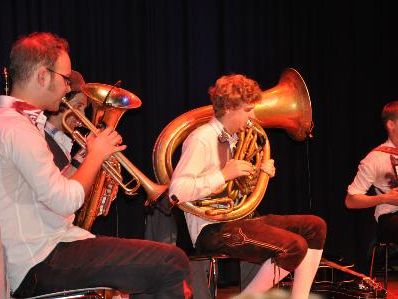 Der Holstuonarmusigbigbandclub erstmals in der Remise Der Holstuonarmusigbigbandclub erstmals in der Remise