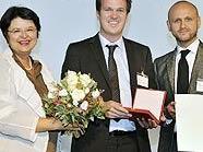 Die Wiener Vizebürgermeisterin Mag.a Renate Brauner (links) und Tourismusdirektor Norbert Kettner (rechts) überreichen die Johann-Strauß-Medaille an Michael Nachbaur.