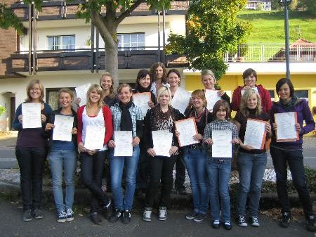 Die engagierten Mädchen mit ihren Babysitter-Zertifikaten. Die engagierten Mädchen mit ihren Babysitter-Zertifikaten.
