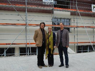 Direktorin Karin Schmid sowie Bürgermeister Erwin Bahl sind stolz auf ihre sanierte Schule.