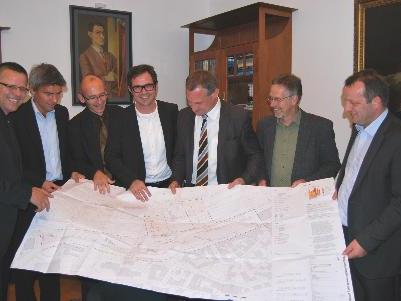 Foto (von links): StR Mag. Roland Frühstück, Ing. Egon Hajek (Prisma), Mag. Gerhard Werlberger (ÖBB), DI Bernhard Ölz (Prisma), Bürgermeister DI Markus Linhart, Vizebürgermeister
