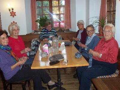 Fröhliche Damen bei der Handarbeitsrunde.