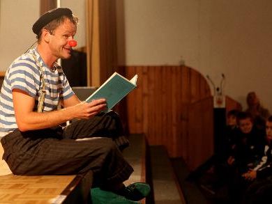 Gespannt lauschten die Schüler dem Lesestoff, den Clown Dido mitgebracht hatte. Gespannt lauschten die Schüler dem Lesestoff, den Clown Dido mitgebracht hatte.