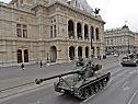 Insgesamt 13 Panzer brachten sich in Stellung Insgesamt 13 Panzer brachten sich in Stellung
