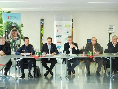 PK mit (v.l.) Transportunternehmer Reinhard Hämmerle, Gerhard Ellensohn, Leiter der Verkehrsabteilung im Landespolizeikommando, KfV-Geschäftsführer Martin Pfanner, LR Karlheinz Rüdisser, Jürgen Wagner (ÖAMTC) und Franz Rein (Initiative Sichere Gemeinden) PK mit (v.l.) Transportunternehmer Reinhard Hämmerle, Gerhard Ellensohn, Leiter der Verkehrsabteilung im Landespolizeikommando, KfV-Geschäftsführer Martin Pfanner, LR Karlheinz Rüdisser, Jürgen Wagner (ÖAMTC) und Franz Rein (Initiative Sichere Gemeinden)