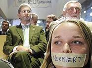 Protestanten bei der Eröffnung des neuen BOKU-Gebäudes in Wien-Döbling Protestanten bei der Eröffnung des neuen BOKU-Gebäudes in Wien-Döbling